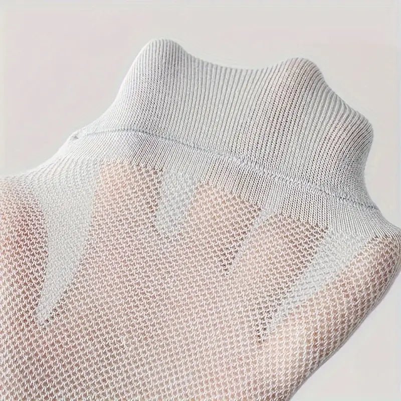 Netshot Edition ankle socks worn with sneakers – breathable lightweight everyday socks for men and women | Sockscarving®